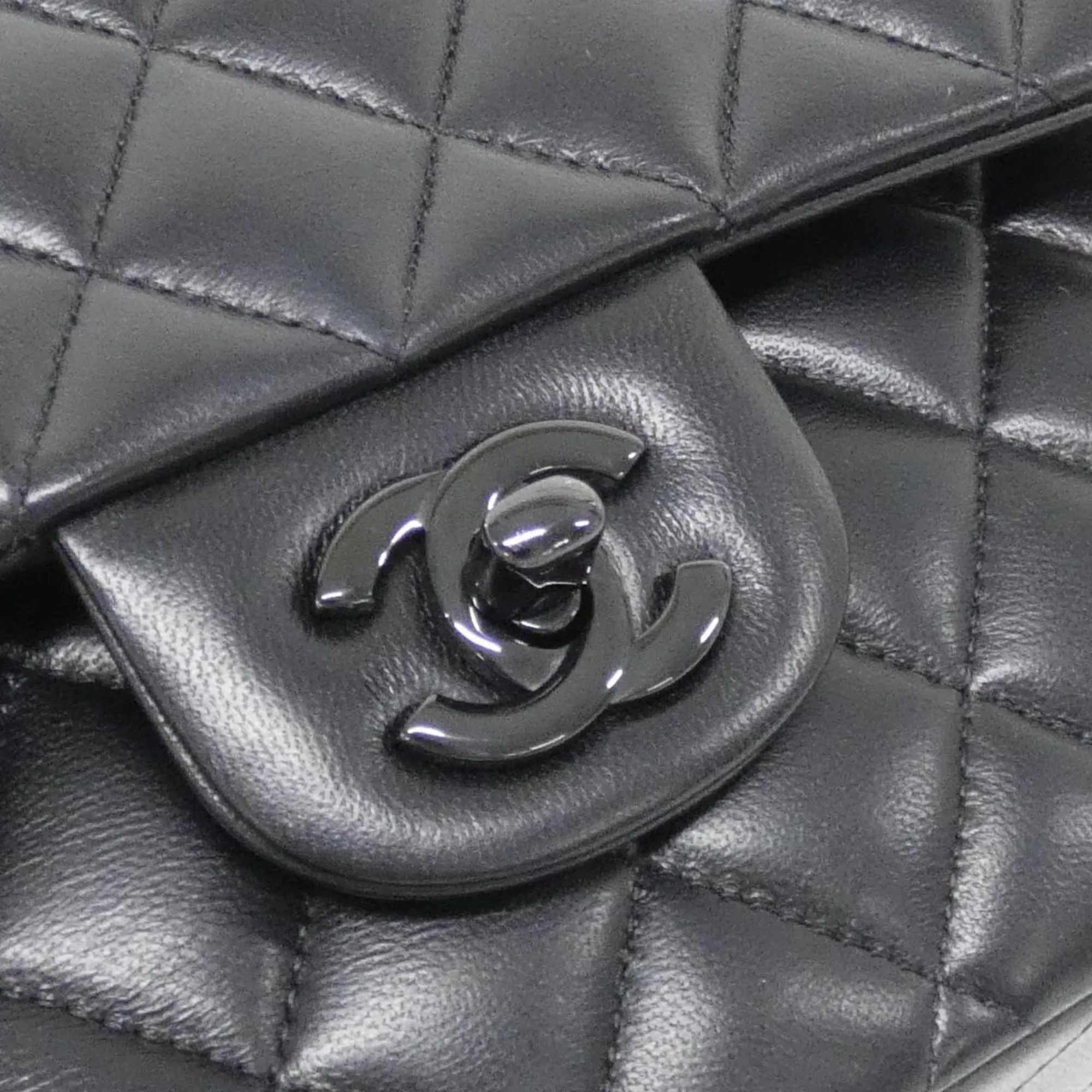 Chanel Leather Shoulder Bag (Pre-Owned)