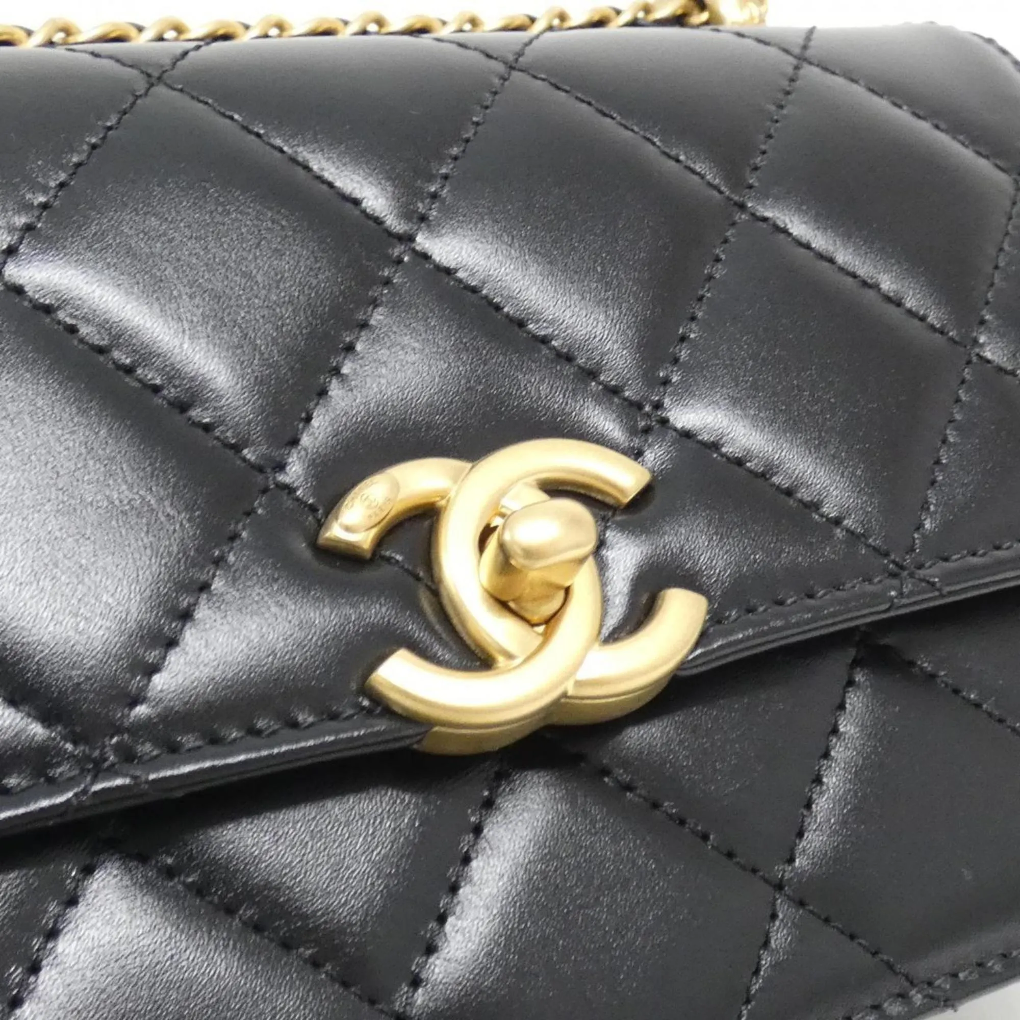 Chanel Leather Shoulder Bag (Pre-Owned)