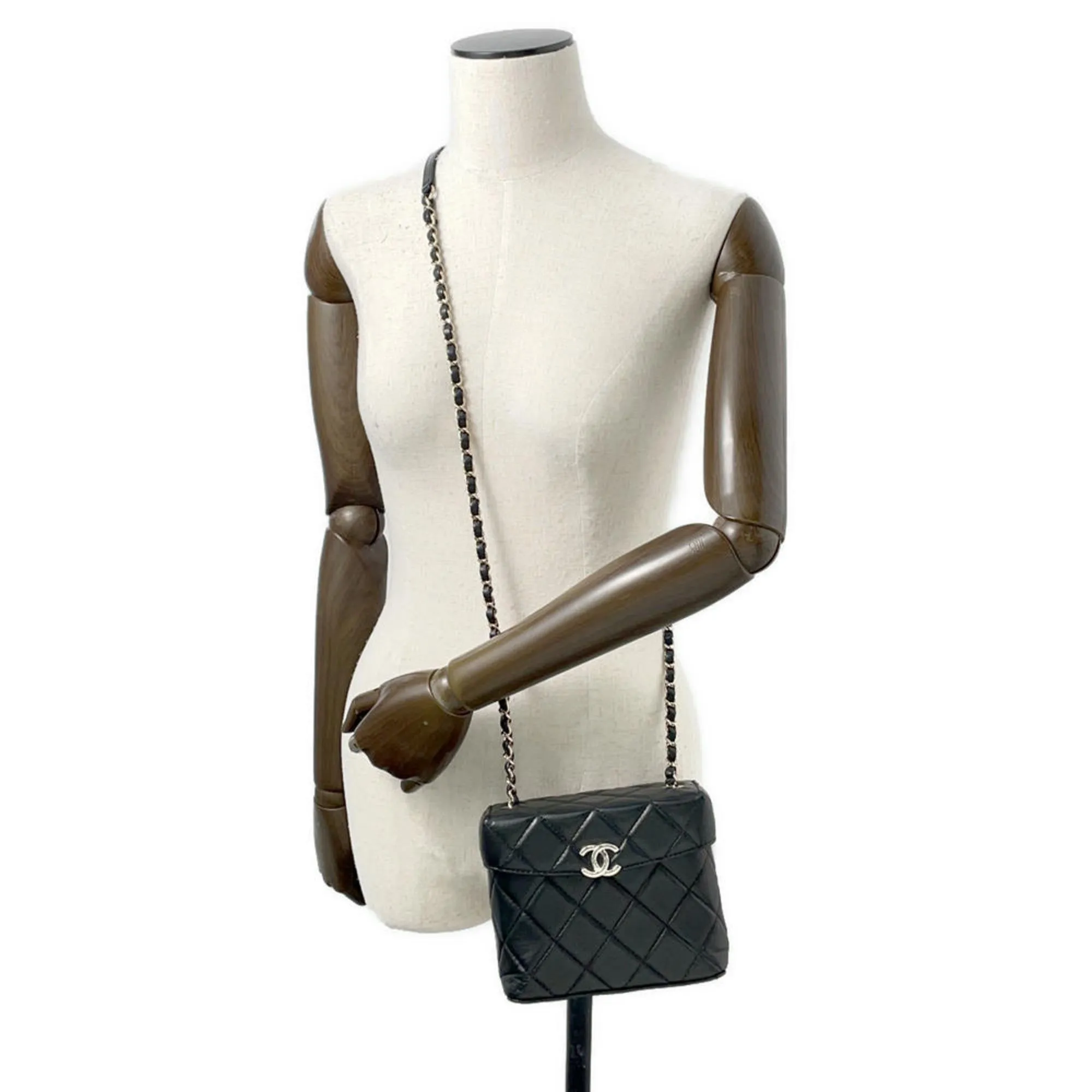 Chanel Leather Shoulder Bag (Pre-Owned)