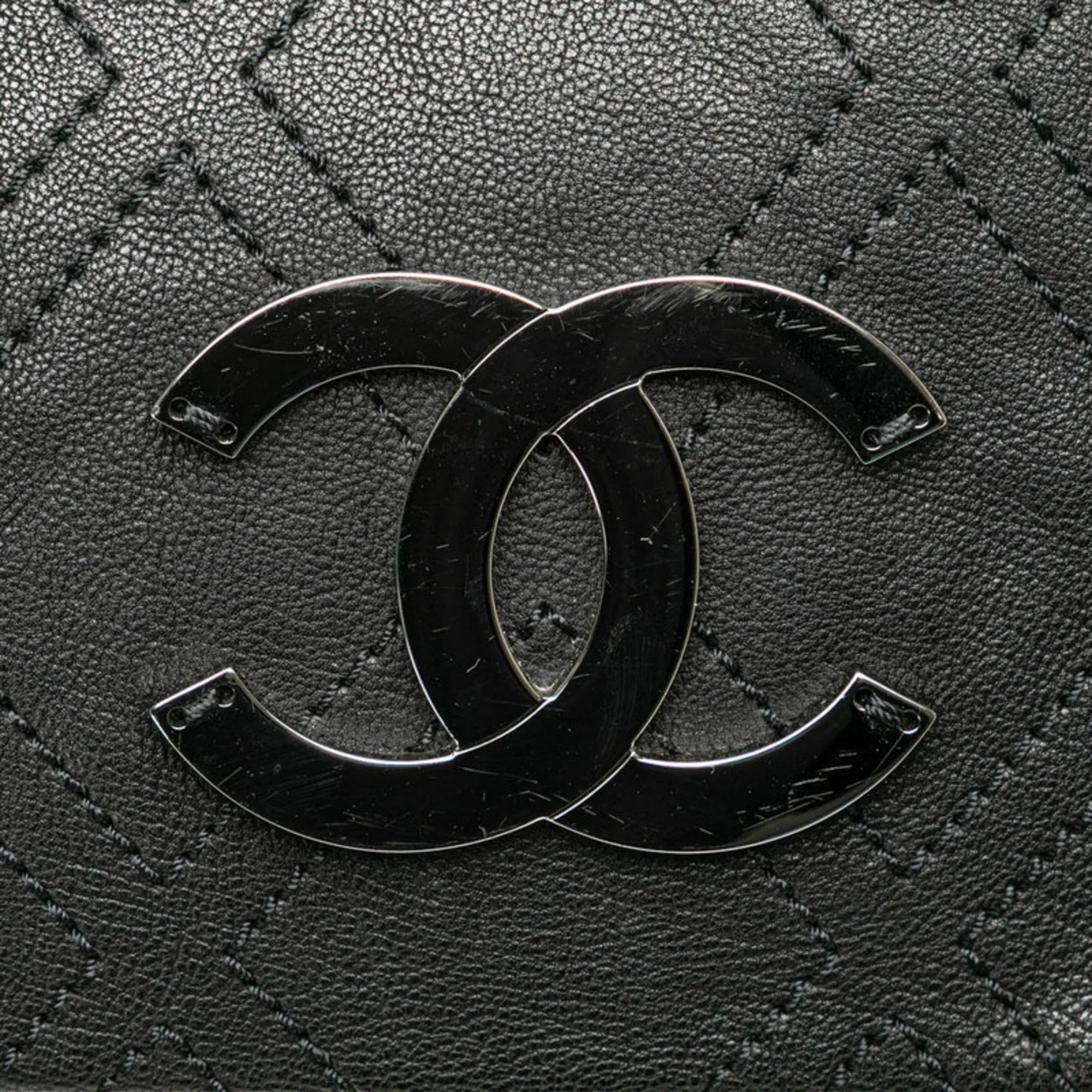 Chanel Leather Shoulder Bag (Pre-Owned)