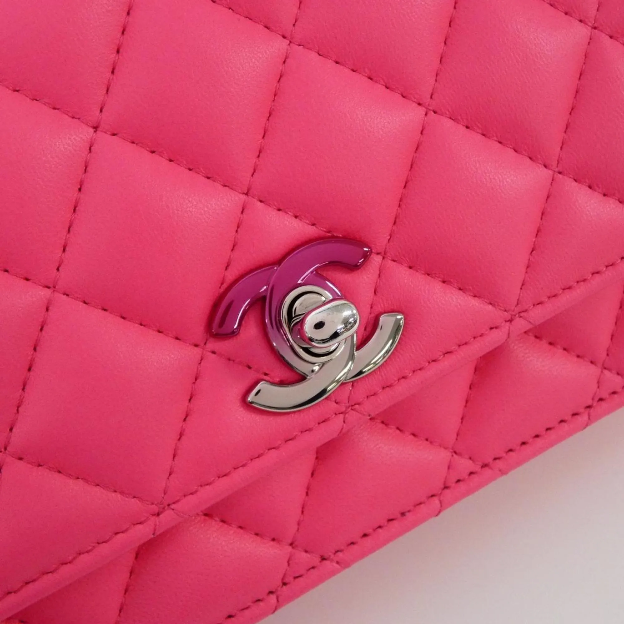 Chanel Leather Shoulder Bag (Pre-Owned)