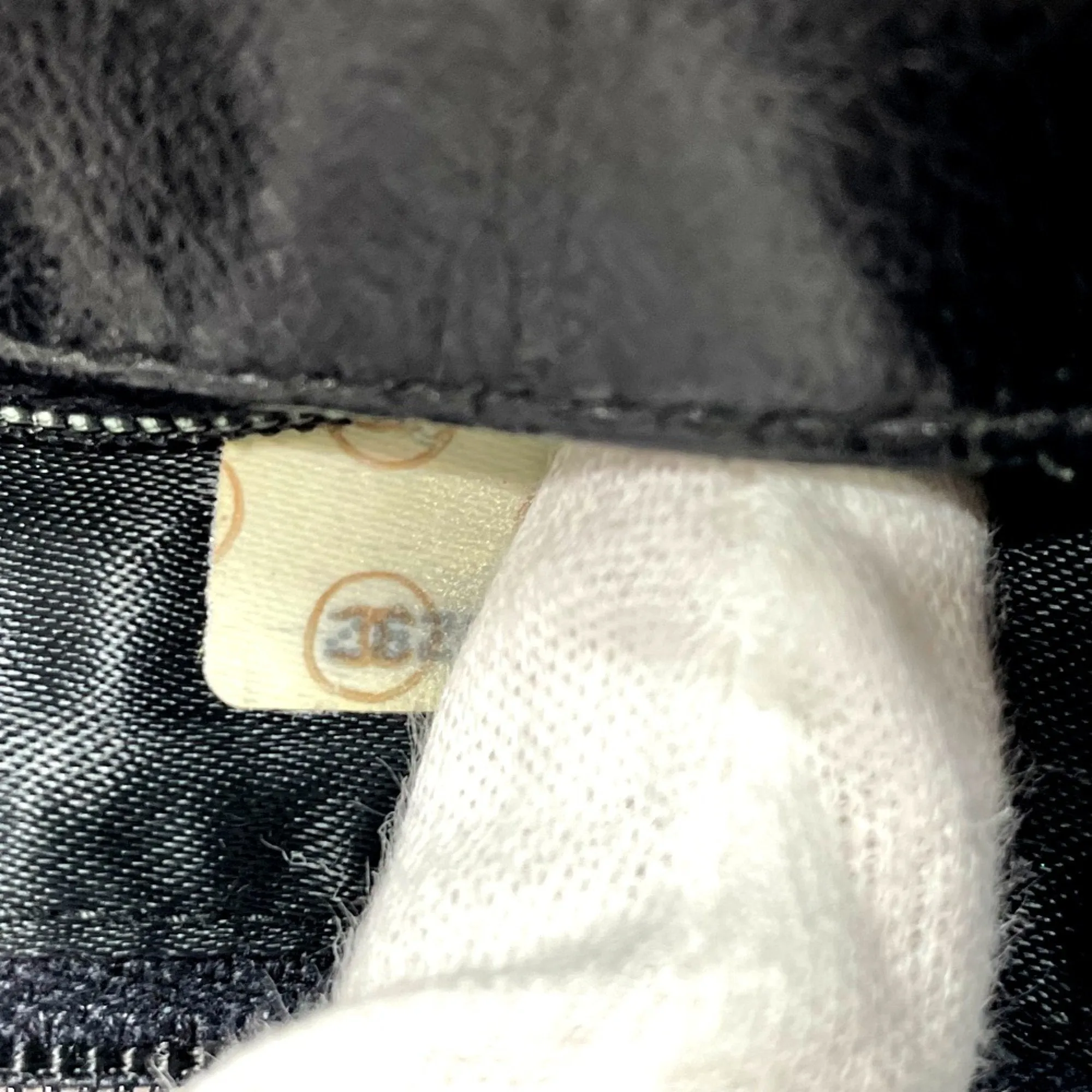 Chanel Logo Cc Leather Shoulder Bag (Pre-Owned)