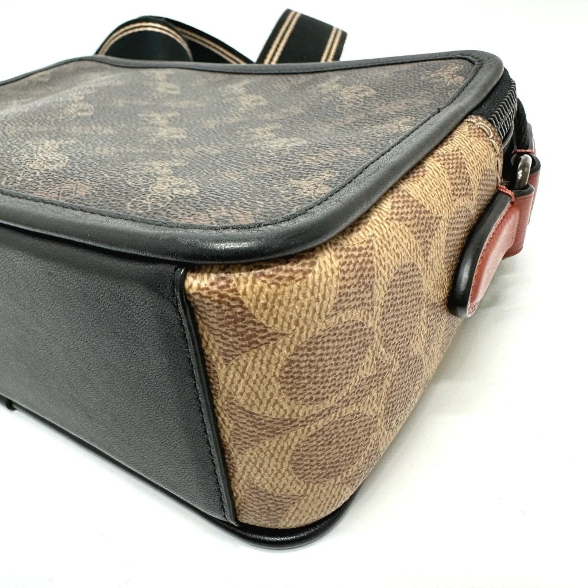 Coach Pvc Leather Shoulder Bag (Pre-Owned)