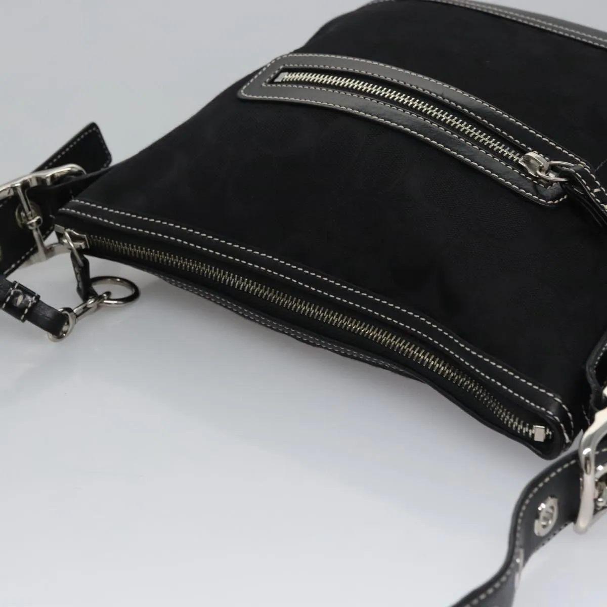 Coach Signature Canvas Shoulder Bag (Pre-Owned)