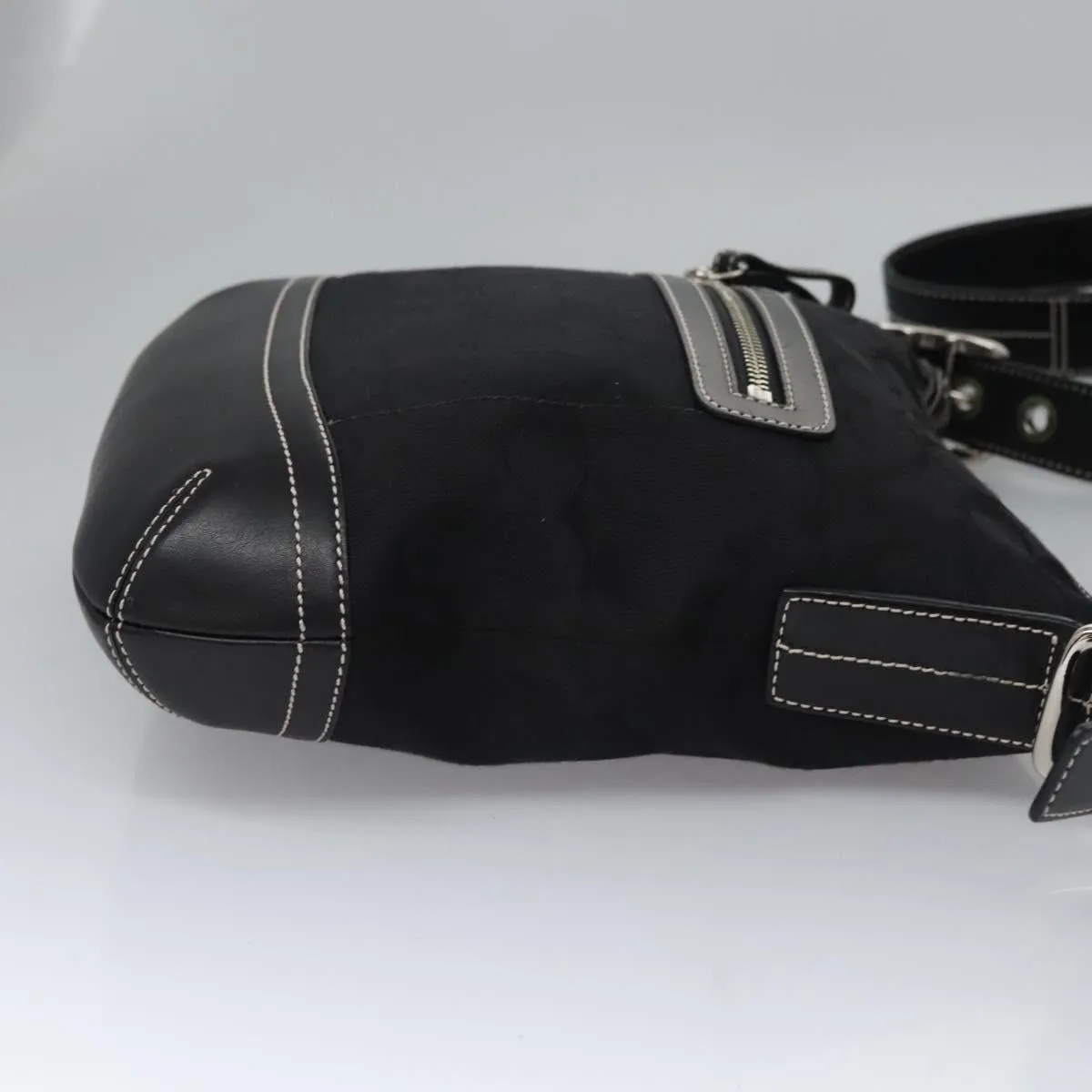 Coach Signature Canvas Shoulder Bag (Pre-Owned)