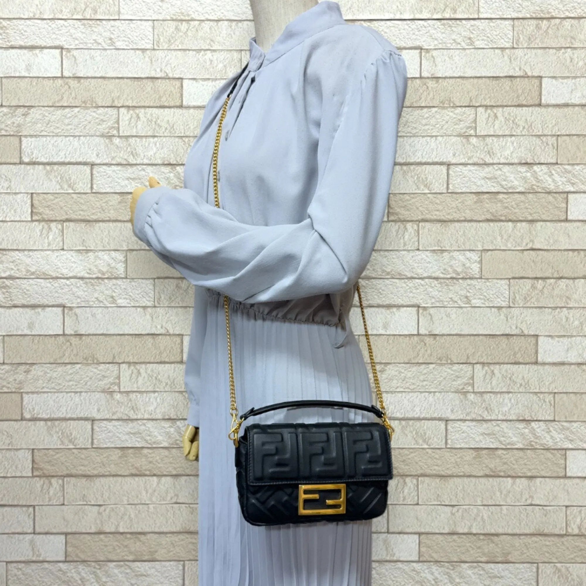 Fendi Leather Shoulder Bag (Pre-Owned)