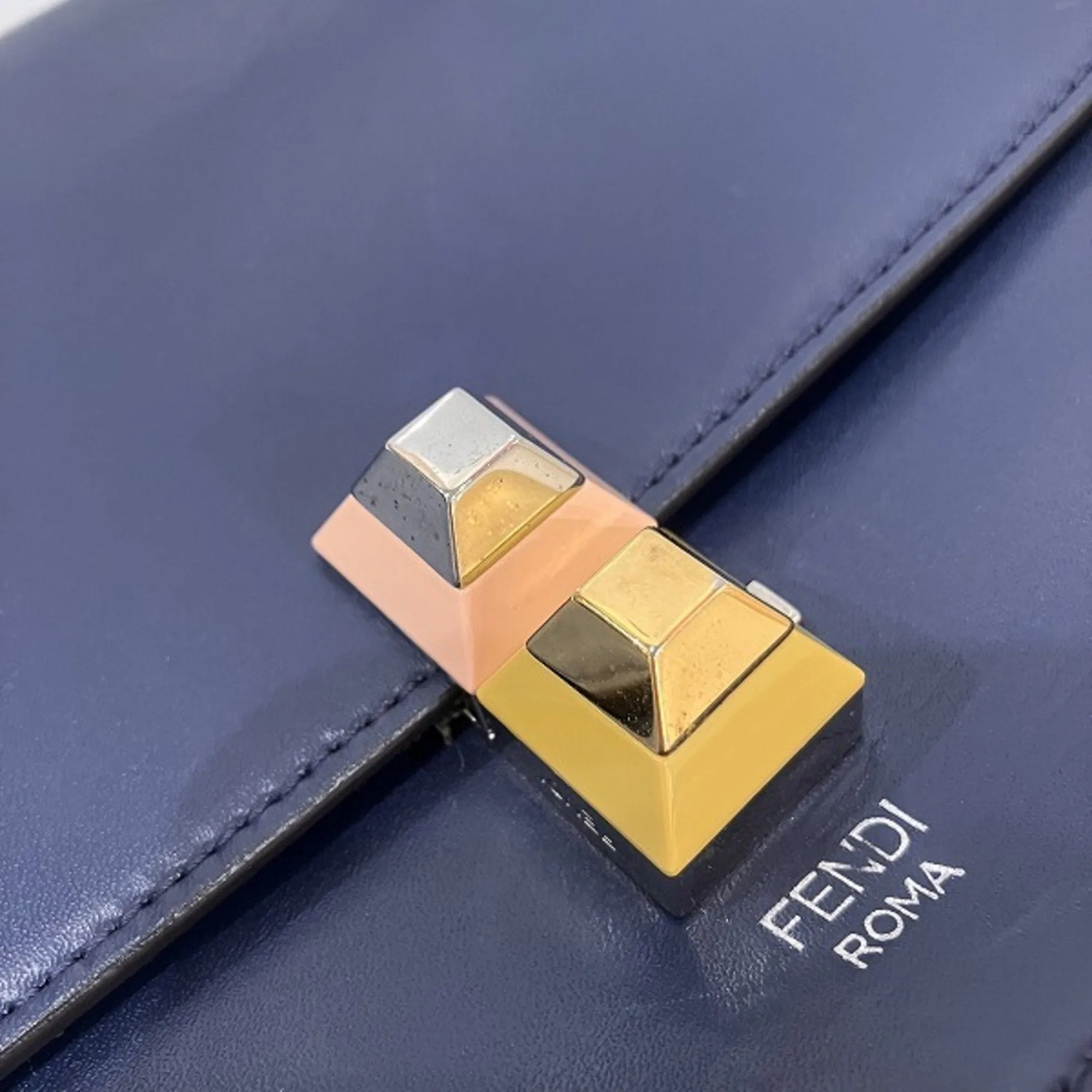 Fendi Leather Shoulder Bag (Pre-Owned)