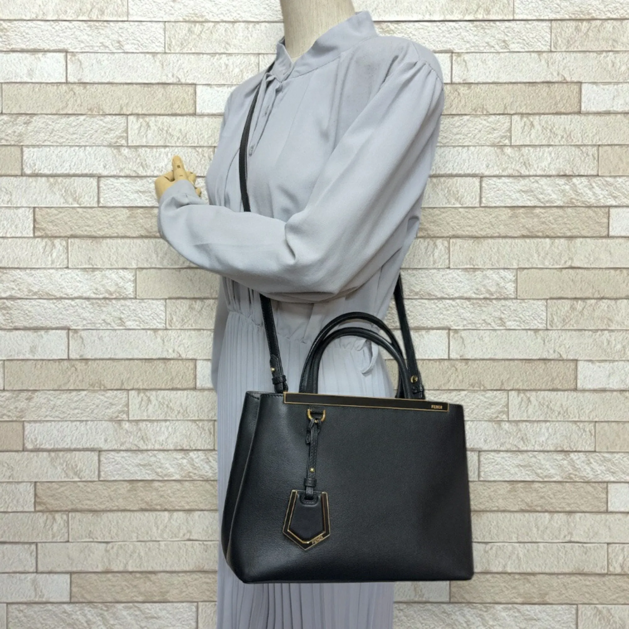 Fendi Leather Shoulder Bag (Pre-Owned)