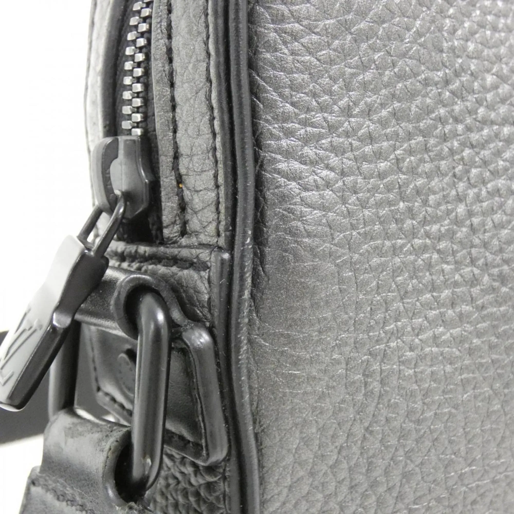 Louis Vuitton Leather Messenger Bag Shoulder Bag (Pre-Owned)