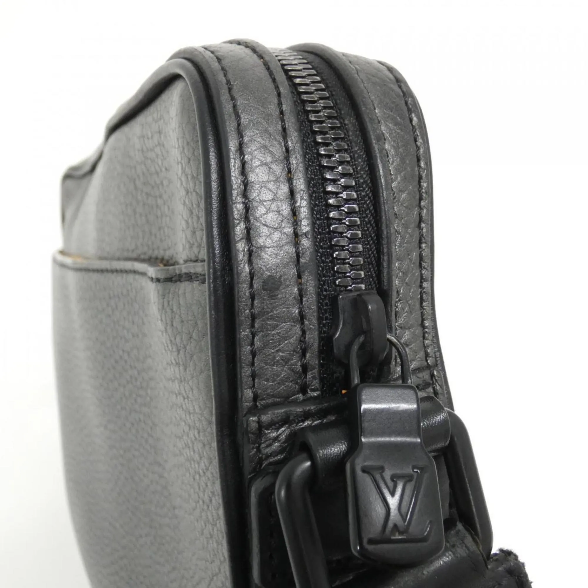 Louis Vuitton Leather Messenger Bag Shoulder Bag (Pre-Owned)
