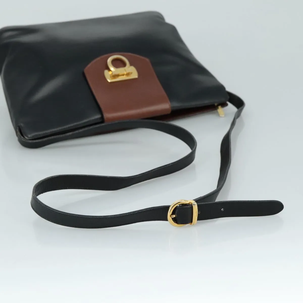 Salvatore Ferragamo Gancini  Leather Shoulder Bag (Pre-Owned)