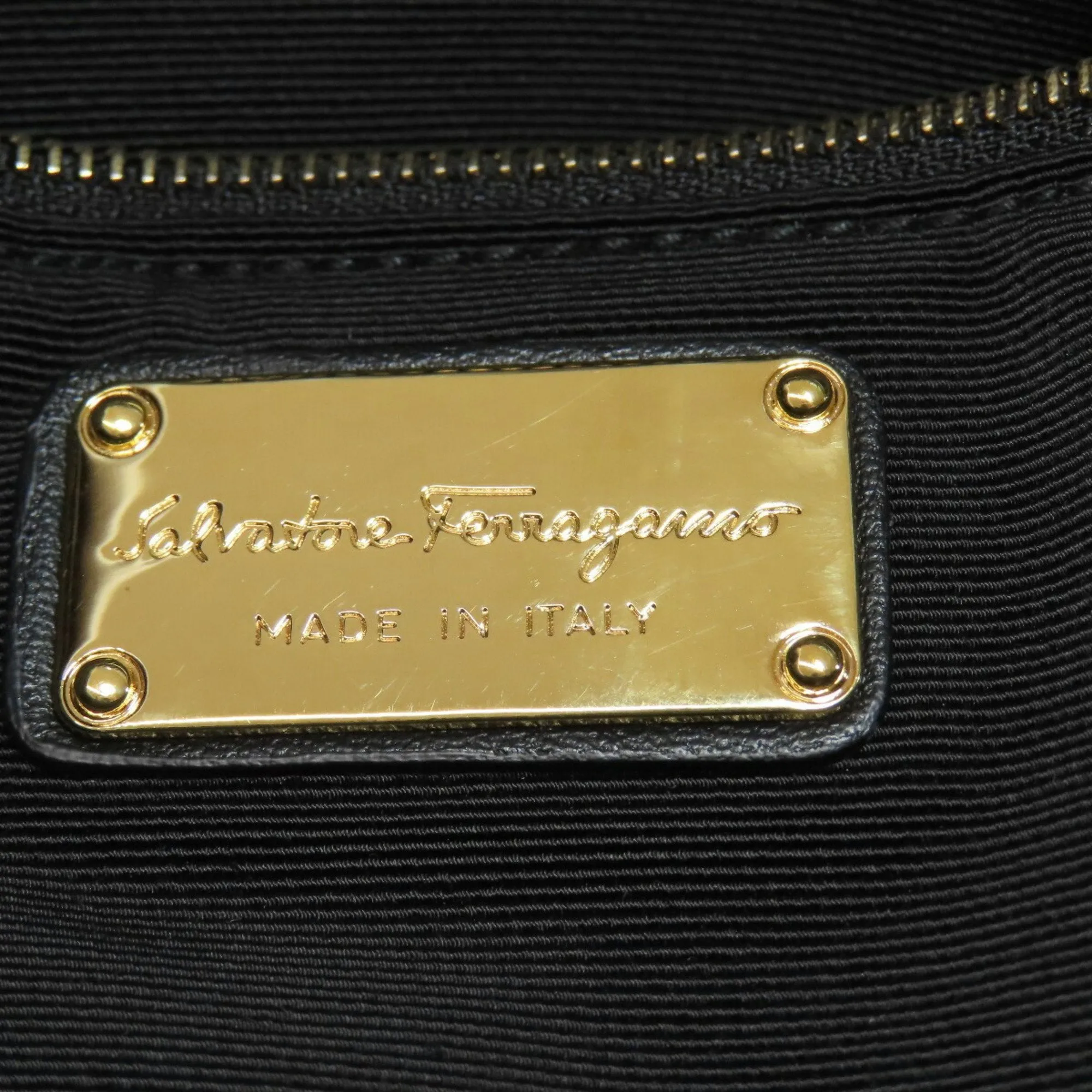 Salvatore Ferragamo Leather Shoulder Bag (Pre-Owned)